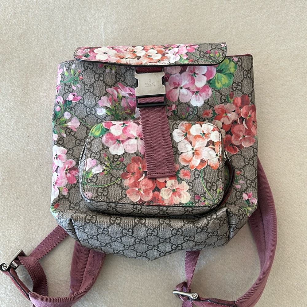 Authentic Gucci GG Supreme Blooms Monogram Single Buckle Backpack Beige